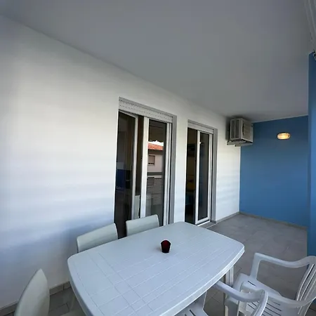 Bright In Close To The Sea *