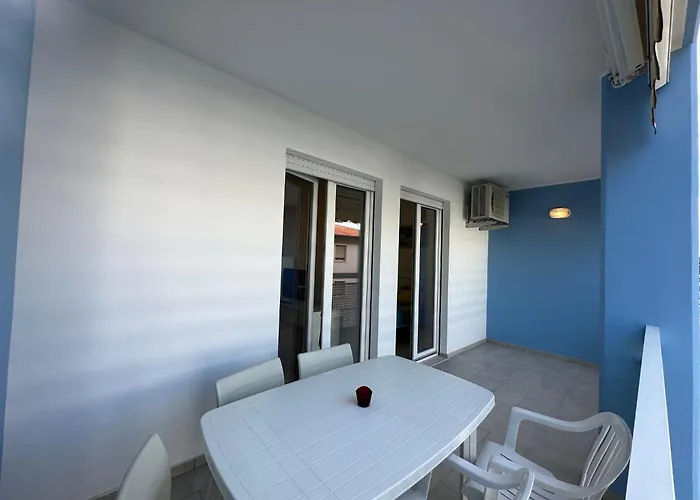 Bright In Close To The Sea *